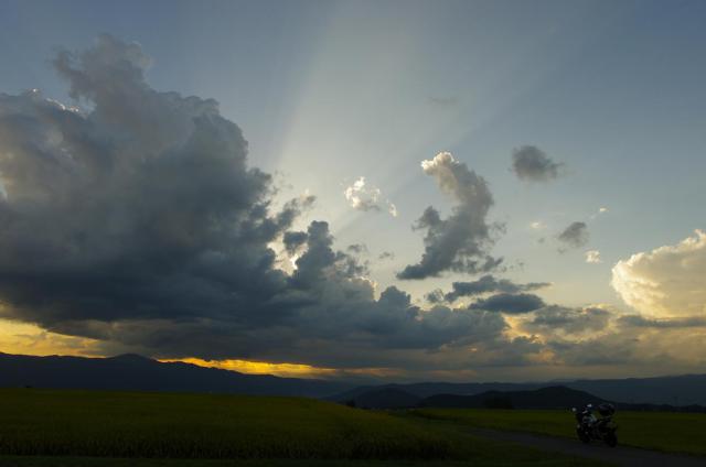 31雲の上を走る光