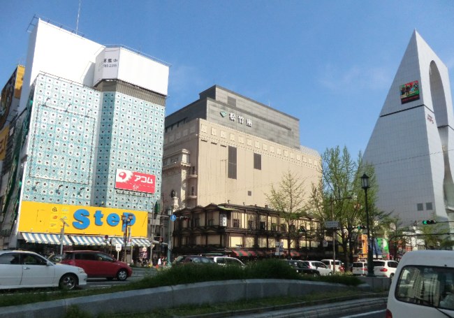 初めて、大阪の心斎橋から、街中を歩いてみました、松竹座が見えました 1