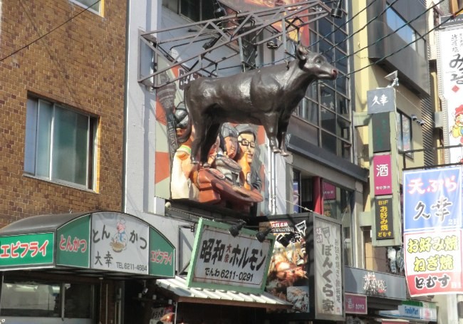 わぁー、黒毛の牛が、ぶら下げられている 15
