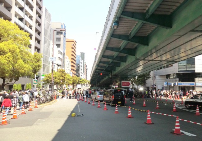 天満橋から、造幣局南門まで、行列です 1