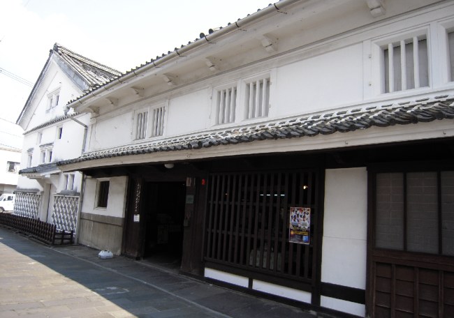 白壁の街並みが良いですね 4