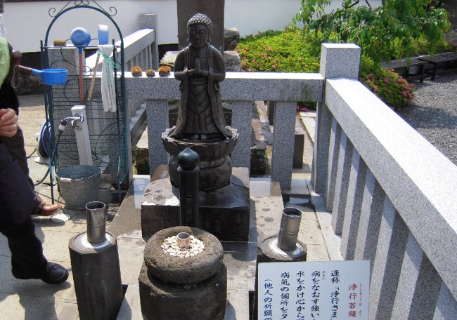 浄行菩薩、水をかけ表記の箇所を束子でこすり願う 14