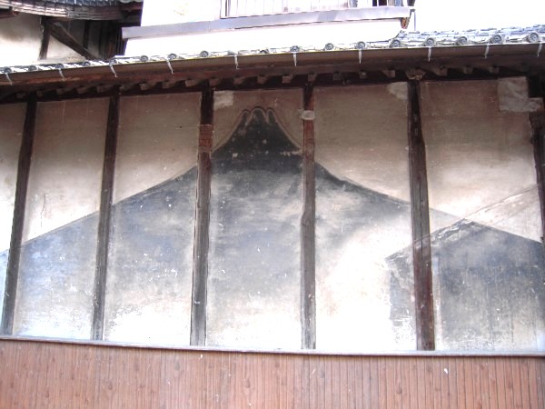 画像-1 安心院町の鏝絵 富士山 明治17年製作