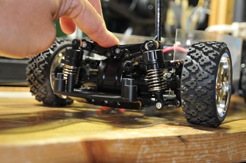 28 Tt-01 リヤ押さえる_R