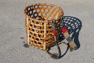 640px-Basket_to_carry_on_its_back,Shoi-kago,Katori-city,Japan