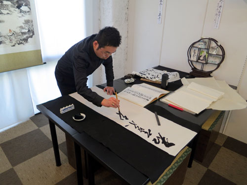 嵐酔水墨画書道教室にて。揮毫会風景2