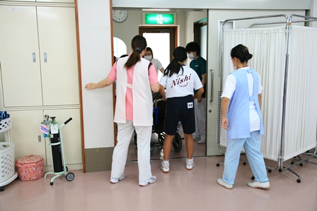 看護補助者と特浴1
