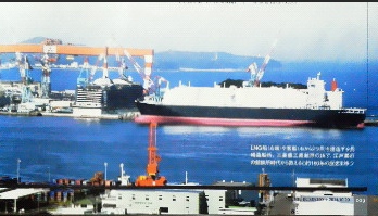 LPG船と客船(右から2つ目)を建造する長崎造船所