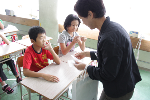 20121004人権擁護委員が小学5年生に「人権110番カード」配布