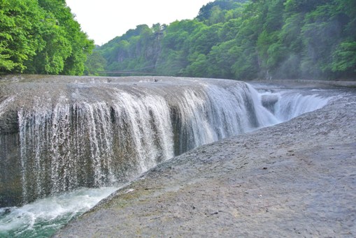 吹き割れの滝