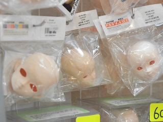 左からアンジェラ、リュウ、アリス。通販・本店では販売終了。今回が最終入荷です(多分)。