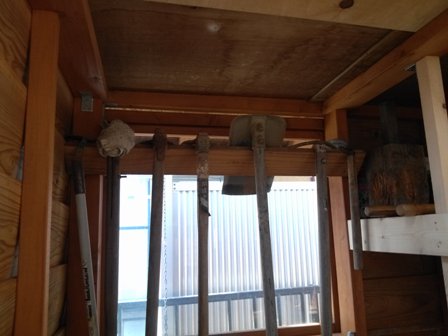 作業小屋の鍬かけ
