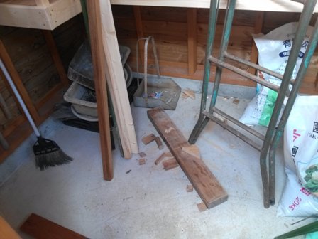 作業小屋の棚途中