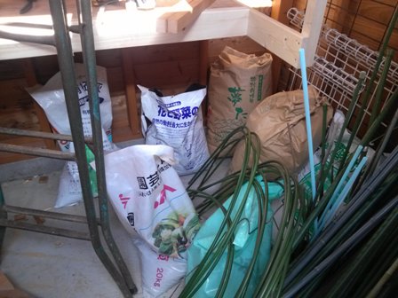 作業小屋収納する途中