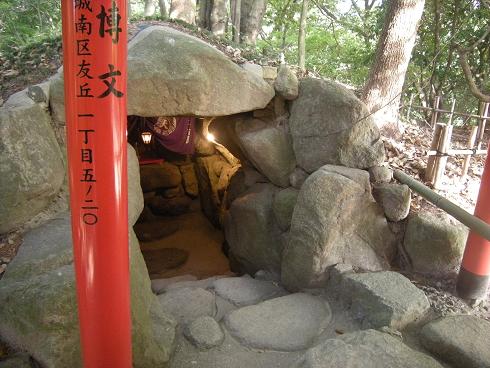 お稲荷さんの祠。