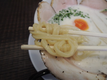 豚CHIKIしおチャーシューメンの麺