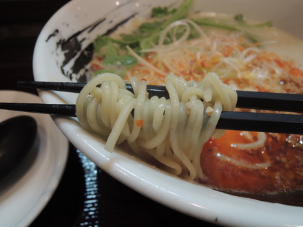 白鶏坦々麺の麺