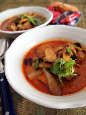 厚揚げ、がんも、根菜のレッドカレー
