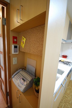 電話台とピンナップボード.jpg
