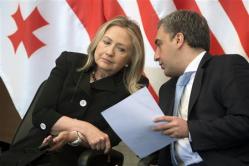 2012-06-06_5日、バトゥーミでグルジアのギラウリ首相(右)と会談するクリントン米国務長官(ロイター)01