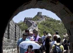 2012-06-30_China_観光客でごった返す北京郊外の万里の長城(AP)02