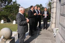 2012-10-26_Turkey_Middle East_「日本の国民性は偉大」 122年前の遭難事故救助にトルコ人が感謝01_エルトゥールル号遭難事故の慰霊碑に祈りをささげるアクデニズ大の関係者=和歌山串本町