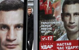 2012-10-27_Russia-Ukraine_EUと露の狭間…ウクライナ最高会議選挙 「台風の目」はボクシング王者01_ウクライナの首都キエフに現れた新野党「UDAR」の選挙掲示板。写真は党首のビタリ・クリチコ氏=25日(ロイター)