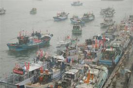 2012-10-27_Taiwan_尖閣諸島_【海外事件簿】台湾漁船団の領海侵入を支援した実業家の素顔04_尖閣へ向けて出港する抗議漁船団。「旺旺中時グループ」や「中国時報」ののぼり、横断幕で飾られていた=24日、台湾北東部・宜蘭県蘇澳の南方澳漁港(吉村剛史撮影)
