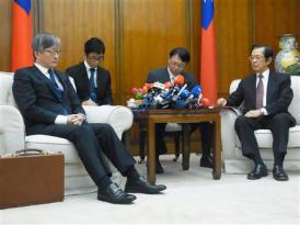 2012-10-27_Taiwan_尖閣諸島_【海外事件簿】台湾漁船団の領海侵入を支援した実業家の素顔05_台北入りし、当時の楊進添外交部長(外相に相当)(右)と会談した日本の対台湾窓口機関、交流協会の今井正理事長(左)。台湾漁船、巡視船団の領海侵入の影響で漁業交渉再開の日程合意にはいたらなかった=25日午後、台北市内(吉村剛史撮影)