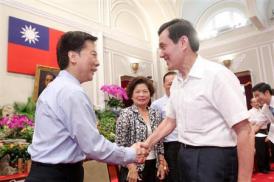 2012-10-27_Taiwan_尖閣諸島_【海外事件簿】台湾漁船団の領海侵入を支援した実業家の素顔06_抗議漁船の漁民や同行の巡視船団の乗組員らと27日、総統府で握手を交わした馬英九総統(右)、尖閣周辺が「われわれの漁場だと世界に知らしめた」とたたえた(台湾・総統府提供)
