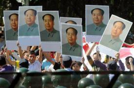 2012-10-27_China_胡錦濤政権、毛沢東の名前を“抹消” 保守派は反発強める 「思想」存続めぐり激しい攻防01_日本政府による尖閣国有化に反対し、北京の日本大使館前で故毛沢東主席の肖像画を掲げて抗議するデモの参加者たち=18日午前(共同)