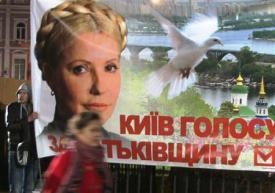 2012-10-28_Russia-Ukraine_ウクライナ議会選で投票、世界王者の新党躍進へ02_26日、ウクライナの首都キエフに掲げられたティモシェンコ前首相の横断幕(共同)