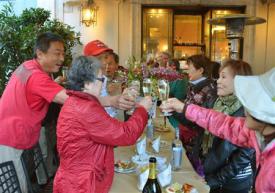 2012-10-29_Travel_Europe-China_西安-ローマ、バスで横断 型破り団体ツアーが完結01_ローマに到着し乾杯する添乗員の二村忍さん(左端)と参加者=28日(共同)
