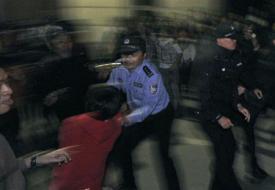 2012-10-29_China_中国・寧波の大規模デモなお混乱、化学工場計画の計画見直し発表も、当局への不信感強く01_市政府庁舎前で、化学工場の拡張工事に反対する住民デモ参加者を強制排除する警察官=28日夜、中国浙江省寧波市(共同)