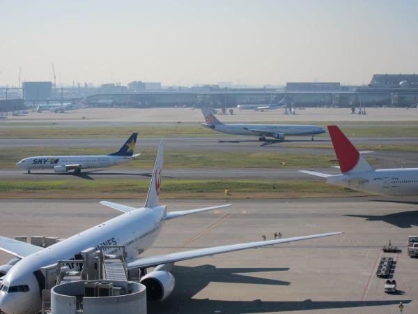 羽田空港 旅客機2〔フリー写真〕
