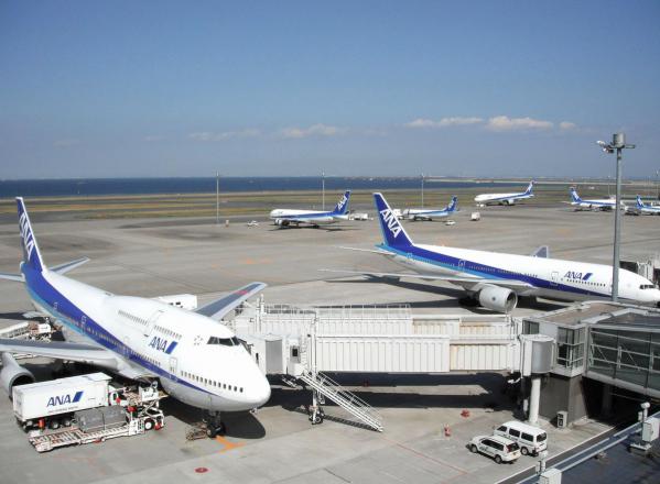 羽田空港 旅客機3〔フリー写真〕