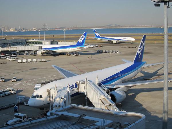 羽田空港 旅客機4〔フリー写真〕