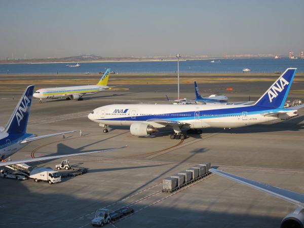 羽田空港 旅客機5〔フリー写真〕