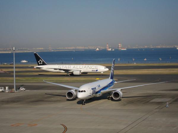 羽田空港 旅客機6〔フリー写真〕