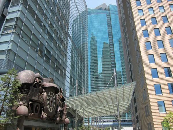 日テレタワーの前にあるからくり時計〔フリー写真〕