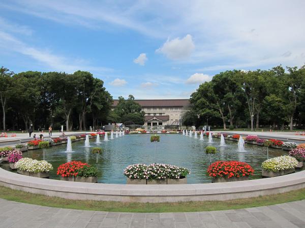 上野公園・噴水広場1〔フリー写真〕
