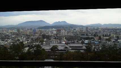 遠景に枕木山