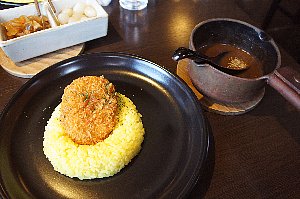 揚げたてコロッケを載せたカレー