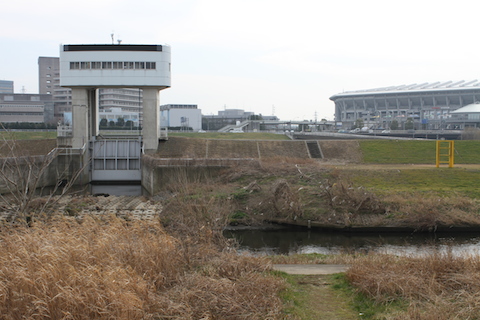 可奈のいた水利施設対岸