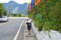 昼食を終えて清境農場青青草原へ山道を下ります