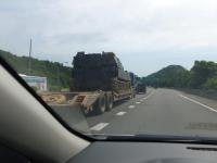 トレーラーに積載されて中山高速新竹区間を移動する自走砲