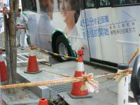 道路陥没で穴に落ちたバス2