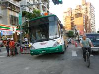 道路陥没で穴に落ちたバス4