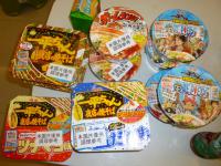 天母高島屋で買った一平ちゃんとかカップ麺