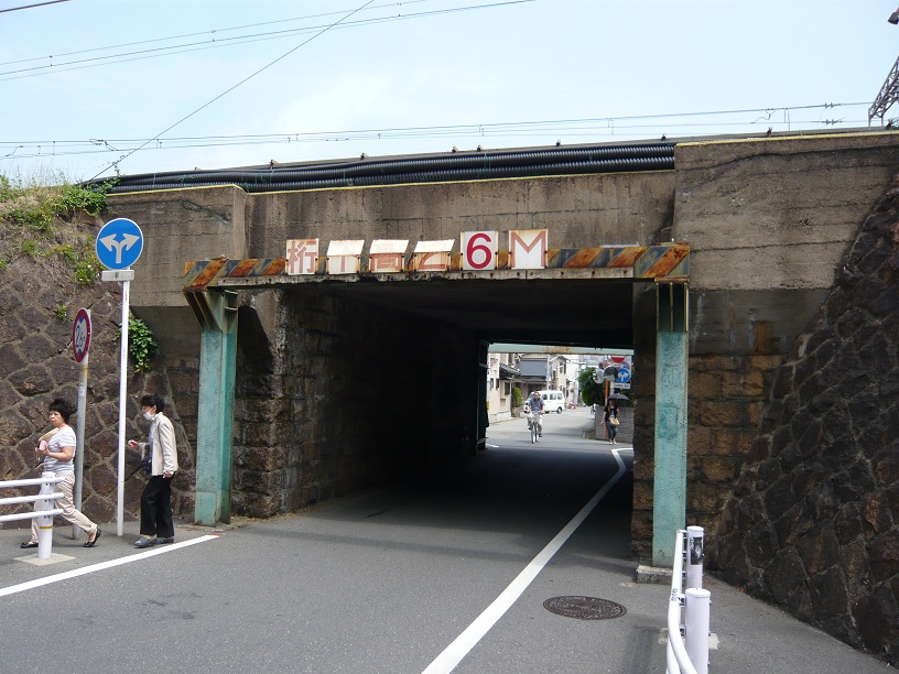 高架のトンネル